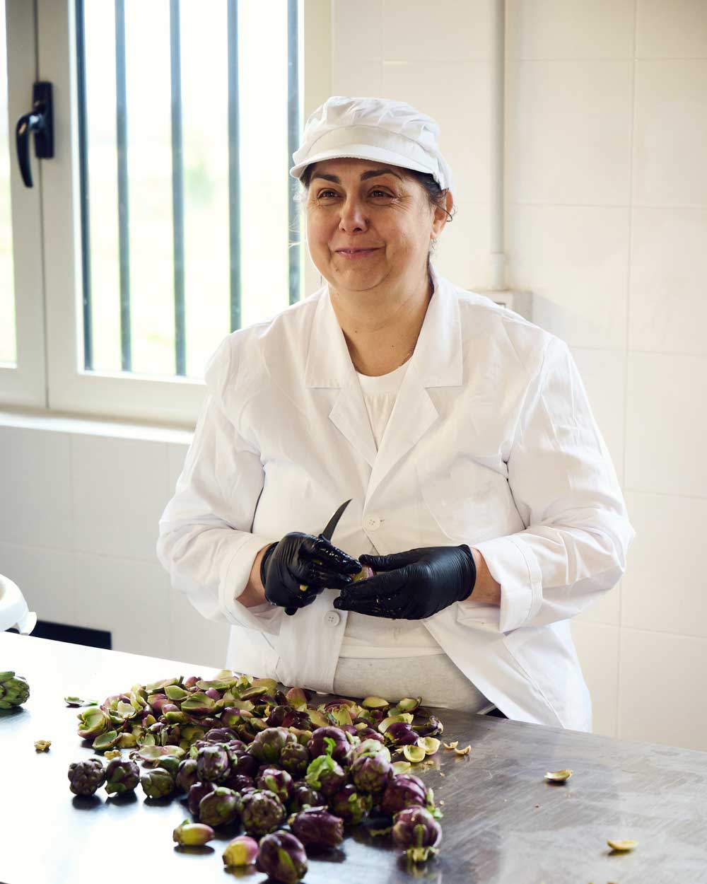 Italienische Mitarbeiterin Miniartischocken Paestum Salerno Bio von Di Bennardo