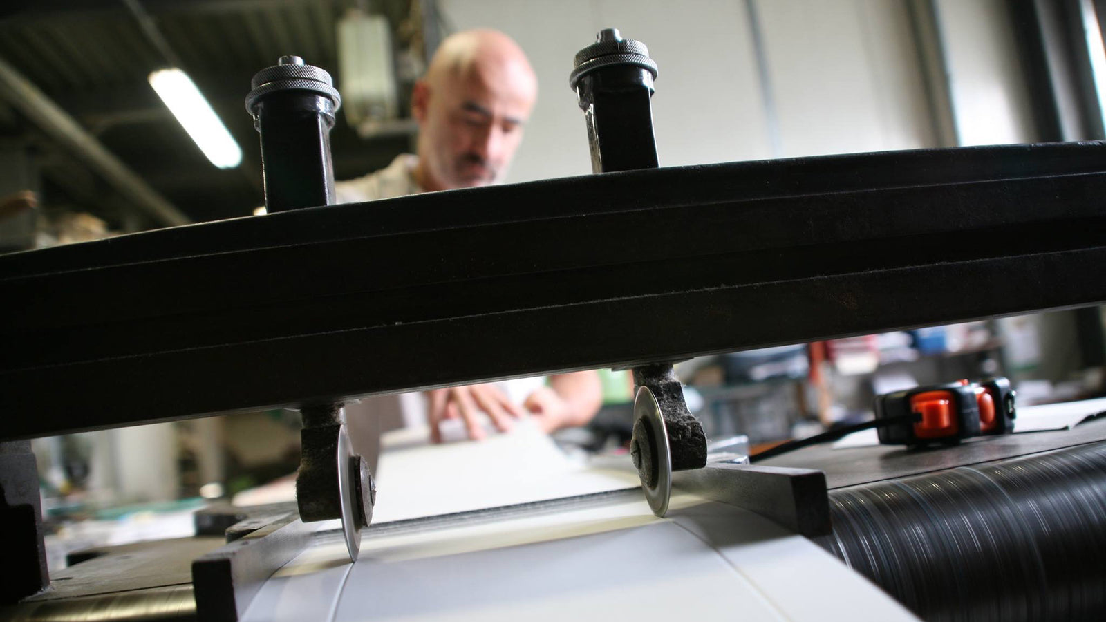 Mauro bei der Arbeit in seiner Schachtelmanufaktur in Florenz von Di Bennardo