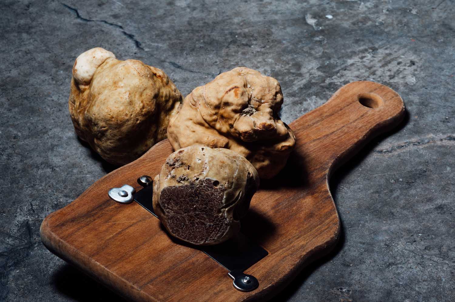 Italienisches Holzbrett mit schwarzem Trüffel von Di Bennardo