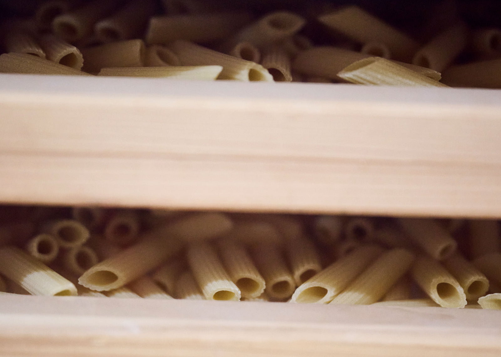 Italienische Penne Bio aus Gragnano im Trockungsraum von Di Bennardo